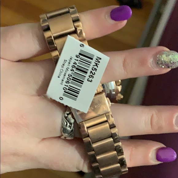 Michael Kors Rose Gold Watch - Picture 4 of 5